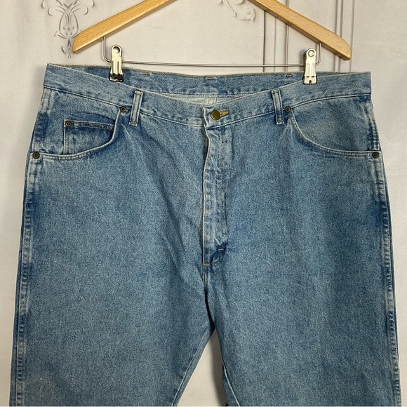 Wrangler Rugged Wear Light Wash Blue Jeans Men’s 42 x 30 Relaxed Fit Denim - Picture 2 of 6